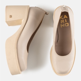 Zapatos de tacón de piel beige de Karino 2