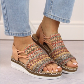 Cómodas sandalias slip-on multicolor de mujer Rieker V1241-90 beige 3