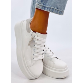 Liezel Zapatillas cuña gris con colgante blanco 3