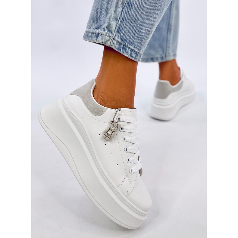 Liezel Zapatillas cuña gris con colgante blanco 1 Liezel Zapatillas cuña gris con colgante blanco 1