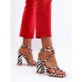Sandalias de tacón alto en blanco y negro de moda Josette 5