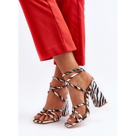 Sandalias de tacón alto en blanco y negro de moda Josette 7
