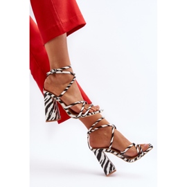 Sandalias de tacón alto en blanco y negro de moda Josette 8