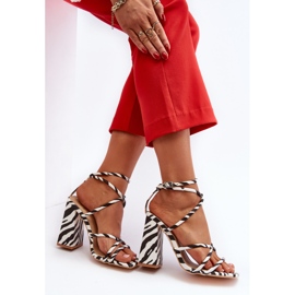 Sandalias de tacón alto en blanco y negro de moda Josette 9