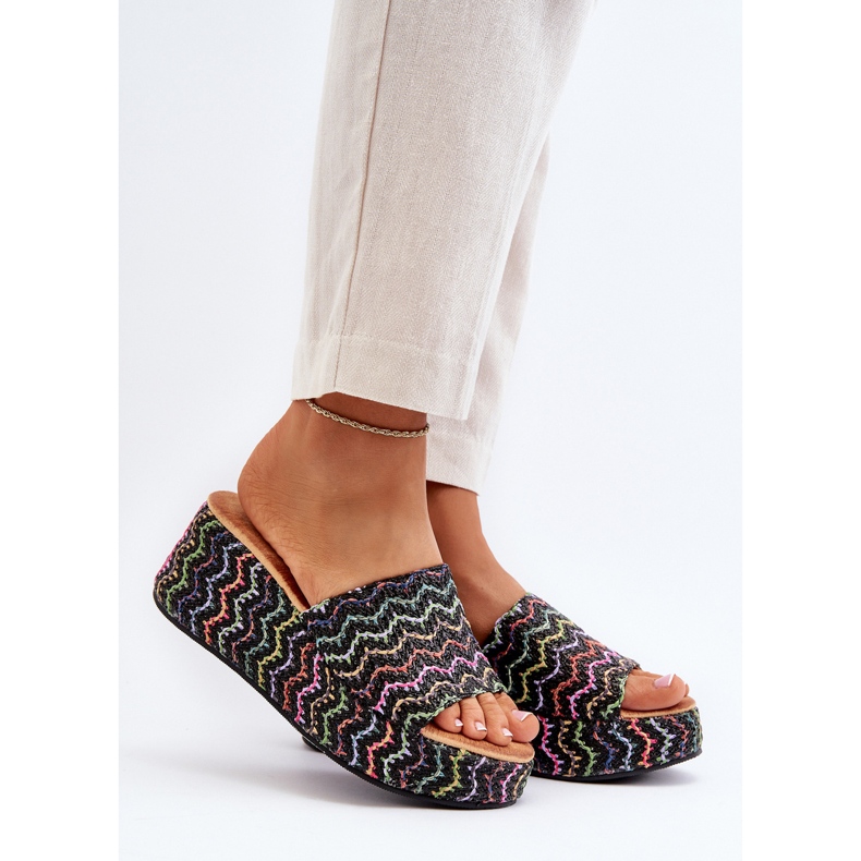 Chanclas con cuña Vanarila de mujer de color negro 2