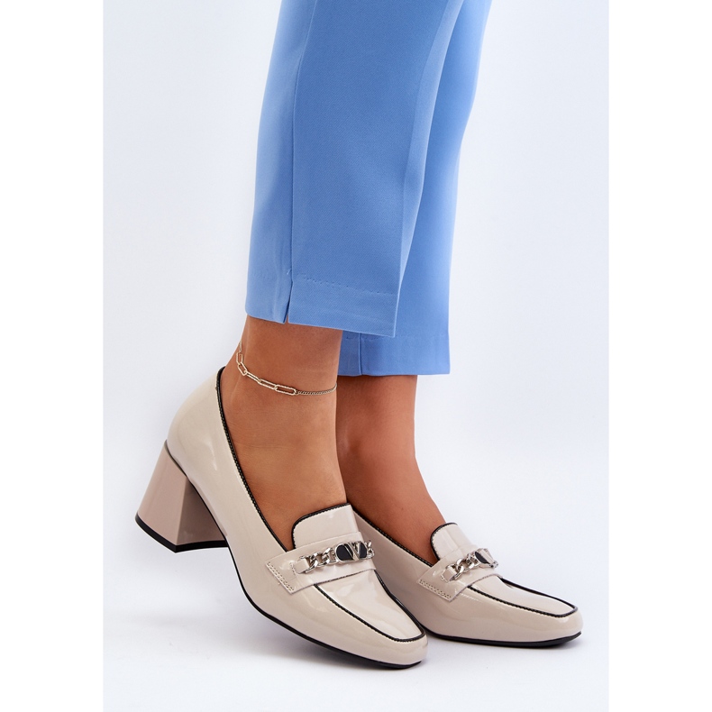 Vinceza Salón lacado de tacón bajo con decoración de semillas de amapola beige 1