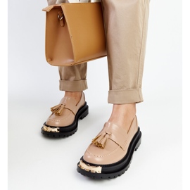 Mocasines macizos beige con inserciones doradas de Tuga 3