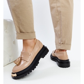 Mocasines macizos beige con inserciones doradas de Tuga 4