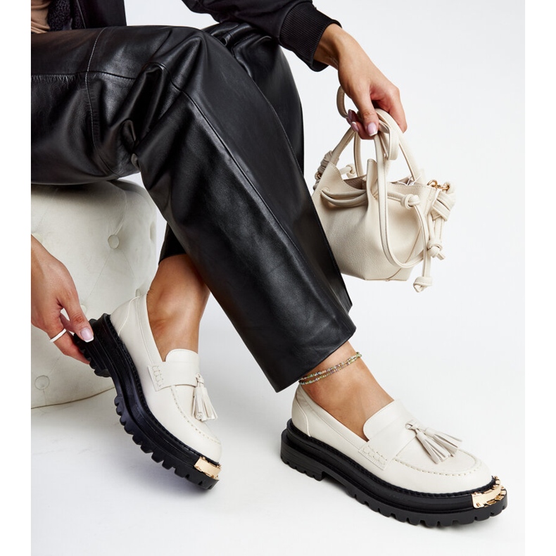 Mocasines masivos beige claro con inserciones doradas de Tuga 1