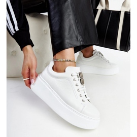 Zapatillas de cuero blanco decoración dorada karino 1