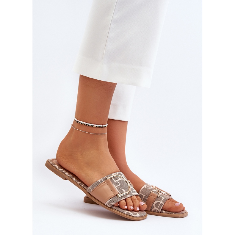 Chanclas de mujer brillantes con decoración en la punta marrón 1