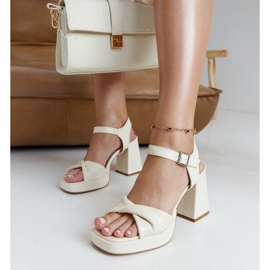 Sandalias de tacón en ecopiel beige claro de Lempi 2