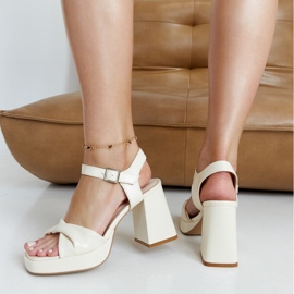Sandalias de tacón en ecopiel beige claro de Lempi 4