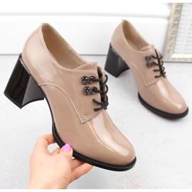 Zapatos mujer charol con tacón decorativo beige Vinceza 63510 1