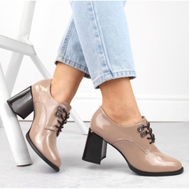 Zapatos mujer charol con tacón decorativo beige Vinceza 63510 4