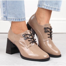Zapatos mujer charol con tacón decorativo beige Vinceza 63510 6