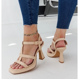 Sandalias de tacón beige claro confeccionadas en ecopiel Pirjo 4