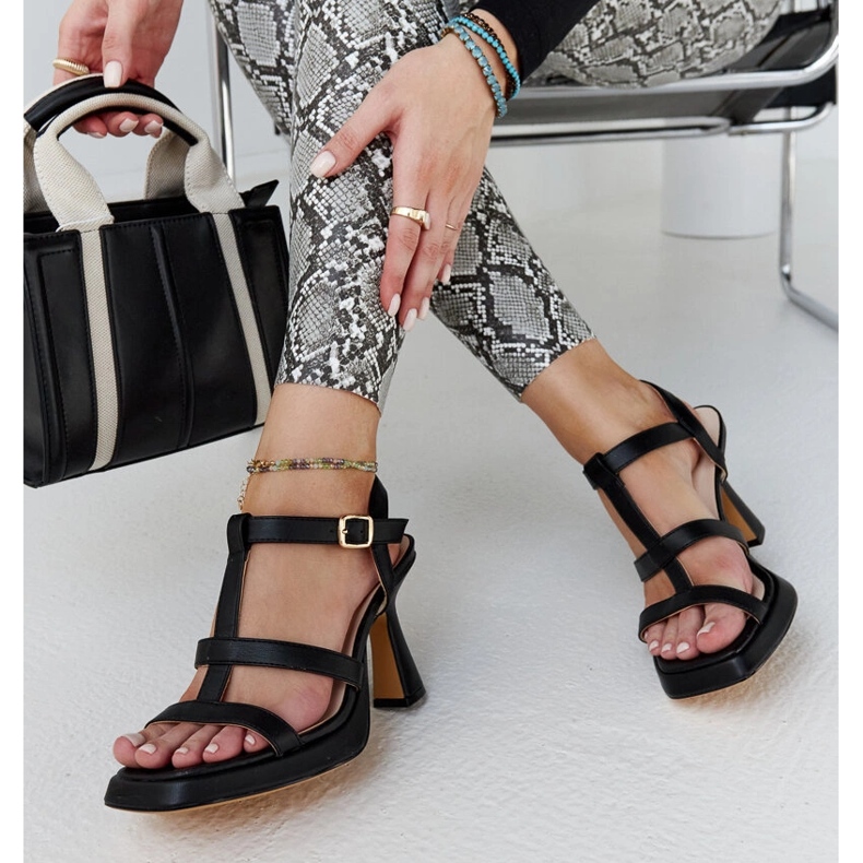 Sandalias negras de tacón confeccionadas en ecopiel Pirjo negro 1