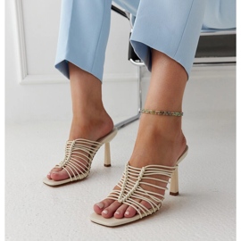 Sandalias de tacón beige claro de Borna 1 Sandalias de tacón beige claro de Borna 1