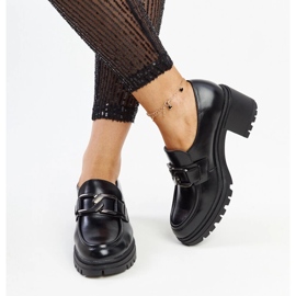 Zapatos negros con aplicación de piel de Vinceza. 2