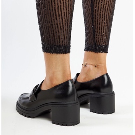 Zapatos negros con aplicación de piel de Vinceza. 4