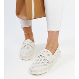 Zapatos calados de piel beige de Vinceza 3