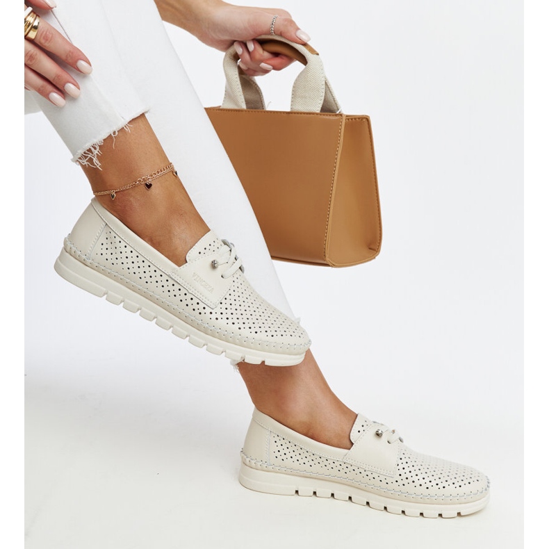Zapatos calados de piel beige de Vinceza 1