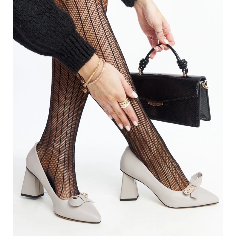 Zapatos de tacón alto en piel grises de Vinceza 1