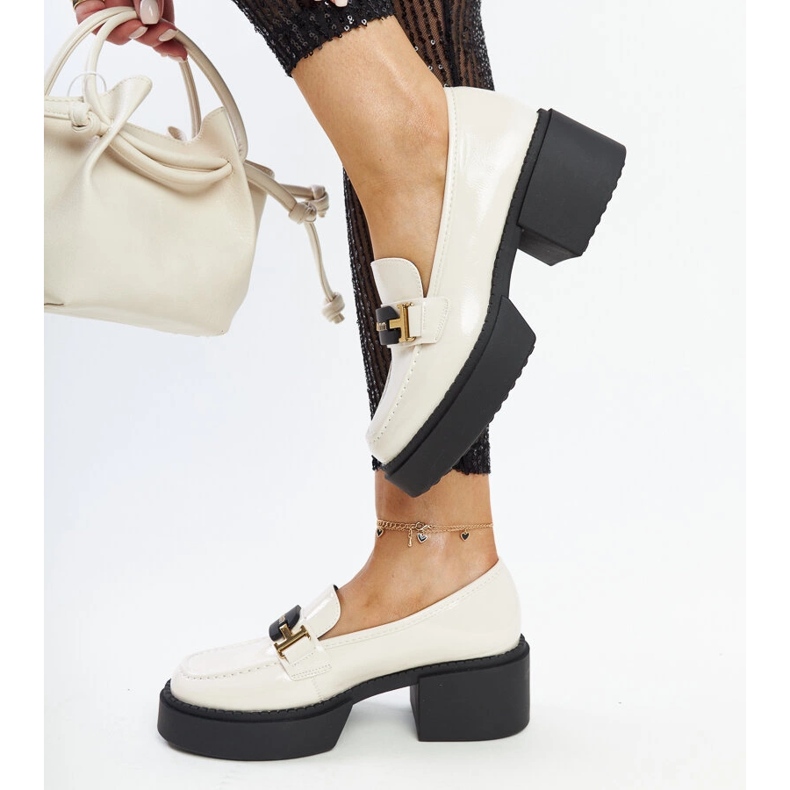 Zapatos de tacón de charol beige de Vinceza 1