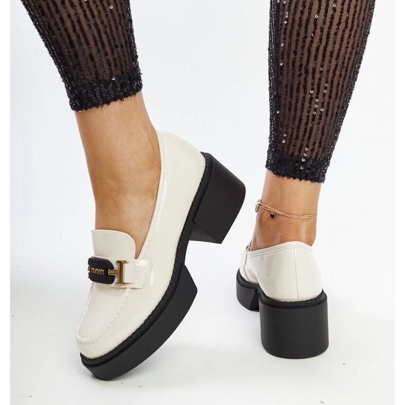 Zapatos de tacón de charol beige de Vinceza 2