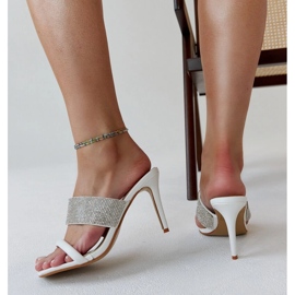 Chanclas de tacón blancas decoradas con circonitas Adiam blanco 3