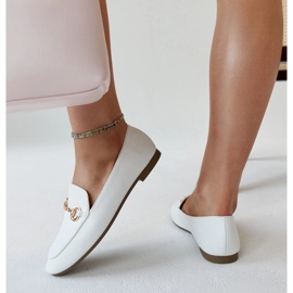 Mocasines blancos con hebilla de Erminia 3