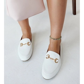 Mocasines blancos con hebilla de Erminia 4