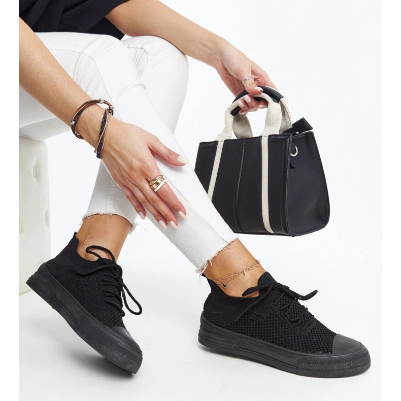 Zapatillas deportivas ligeras negras de Senaida. negro 1