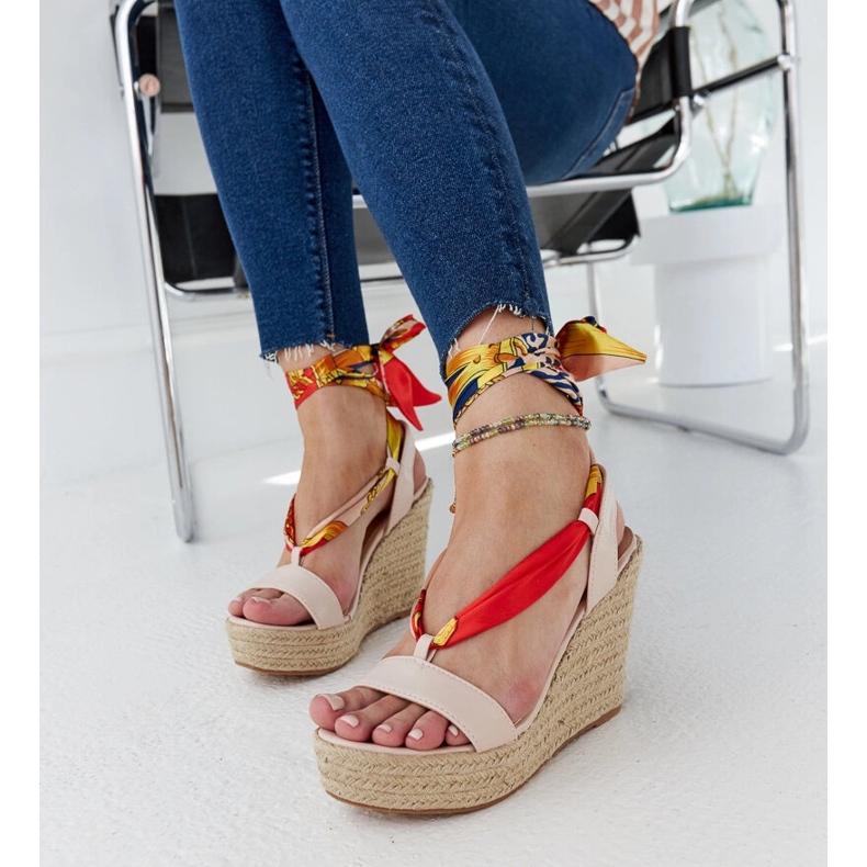 Sandalias de cuña con cordones en beige de Aziza 1