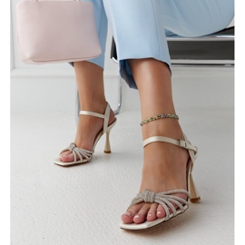 Sandalias de tacón alto brillantes beige claro de Ankica 1