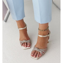 Sandalias de tacón alto brillantes beige claro de Ankica 3