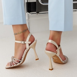 Sandalias de tacón alto brillantes beige claro de Ankica 5