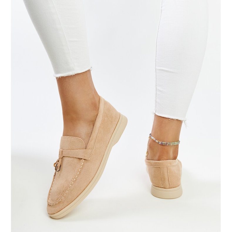 Mocasines beige con colgante de metal de Fiorano 1