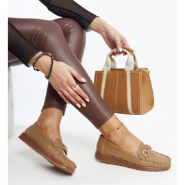 Mocasines beige oscuro con hebilla de Anisah 1