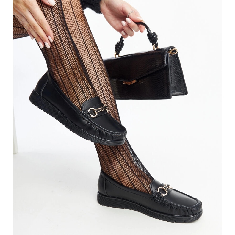 Mocasines negros con hebilla de Anisah 1