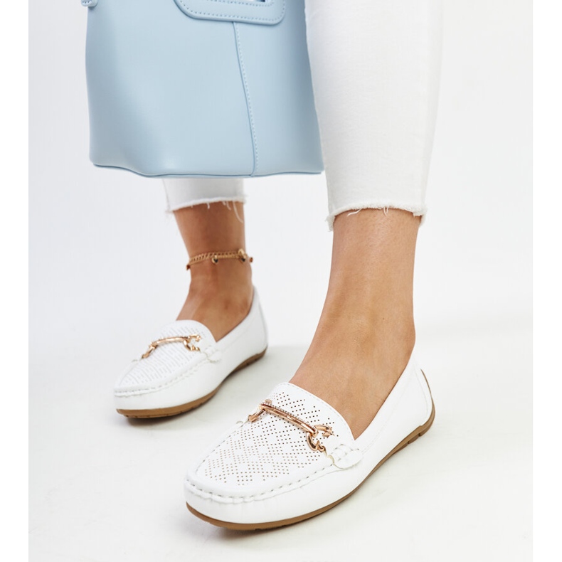 Mocasines blancos con hebilla decorativa de Adila 1 Mocasines blancos con hebilla decorativa de Adila 1