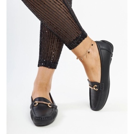 Mocasines negros con hebilla decorativa de Adila 2