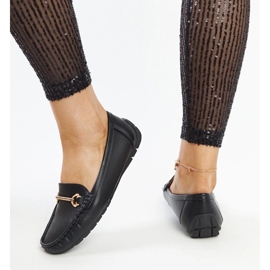 Mocasines negros con hebilla decorativa de Adila 3