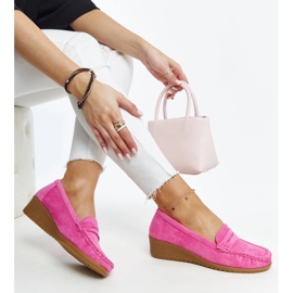 Mocasines con cuña de ante rosa oscuro de Sakena rosado 1