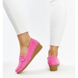 Mocasines con cuña de ante rosa oscuro de Sakena rosado 3