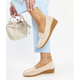 Mocasines con cuña de ante beige claro de Sakena 4