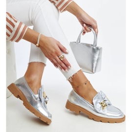 Mocasines plateados con imperdible decorativo de Bogumil plata 1