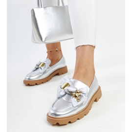 Mocasines plateados con imperdible decorativo de Bogumil plata 2