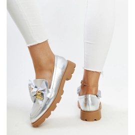 Mocasines plateados con imperdible decorativo de Bogumil plata 3